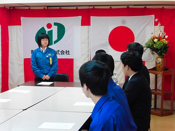 社長より、新入社員へ挨拶の様子