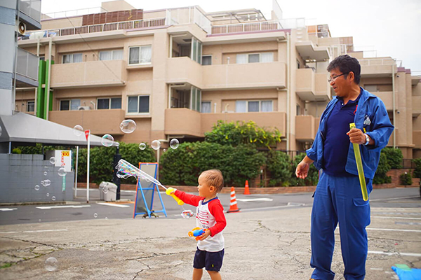 子供と戯れる大人たち